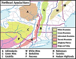 Hovedregionerne af den nordøstlige del af Appalacherne. Adirondack ligger mod nordvest, og er markeret med A
