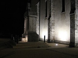 Monument vid kyrkan