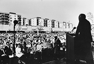 Prins Bertil inviger Skärholmen med tal på Skärholmstorget, 9 september 1968.