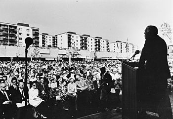 Prins Bertil inviger Skärholmens centrum (här på torget) den 8 september 1968. Till höger syns samma plats fyrtio år senare.