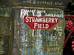 Une plaque à l’entrée de l’orphelinat Strawberry Field.