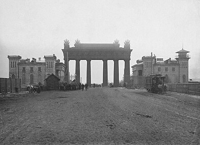 Вид на ворота со стороны города; в кадре вагон конки. Фото Карла Буллы, 1890-е годы