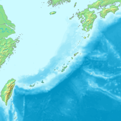 Mapa konturowa prefektury Okinawa, u góry nieco na prawo znajduje się punkt z opisem „Amakusa”