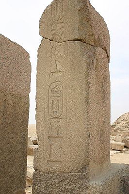 Farao Oena's cartouche op een stele in de buurt van zijn piramide