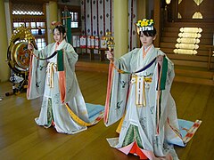 Miko amb vestit de cerimònia, realitzant la dansa ritual Urayasu no mai (浦安の舞)