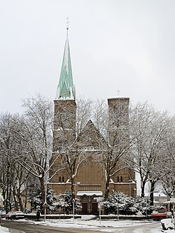 Die Westfassade, links das Pfarrhaus und rechts das Gemeindezentrum