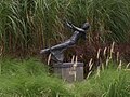 Girl on a Swing (1984), estátua de bronze de Sydney Harpley