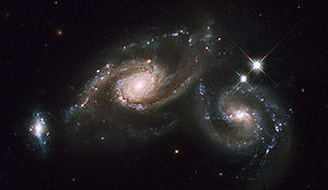 Aufnahme des Hubble-Weltraumteleskops; von rechts nach links die Galaxien A, B und C