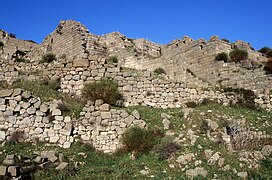 Vestiges des murailles de la terrasse de l'agora de l'acropole de Pergame.