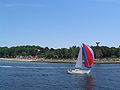 Segelboot vor Marineehrenmalsadler