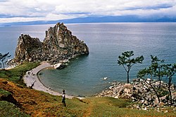 De heilige Sjamanenrots (links) op de westkust van het eiland vormt het beeldmerk van het Baikalmeer