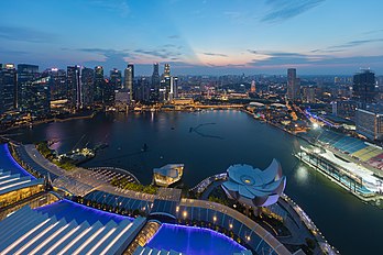 Gratte-ciels autour de Marina Bay, vus depuis la terrasse du Marina Bay Sands (Singapour). Au premier plan, l'ArtScience Museum. (définition réelle 5 106 × 3 404)