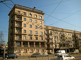 Вид на фасад с угла Лесного проспекта и Кантемировской улицы