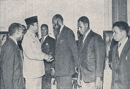 Sukarno with Papuan leaders (1963)