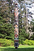 Il palo totemico K'alyaan del Clan tinglit kiks.ádi, eretto nel Parco storico nazionale di Sitka per commemorare le vite perse nella battaglia di Sitka del 1804