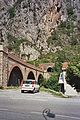 Viaduc sur la Roya à proximité de Saint-Dalmas-Tende avec des restes de supports caténaires.