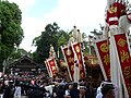 宮入神事で整列するだんじり。左、大鳥大社拝殿。