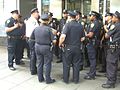 Leftenan memberi taklimat kepada pegawai Jabatan Polis Bandar Raya New York (NYPD) di Times Square. NYPD ialah pasukan polis terbesar di Amerika Syarikat, dengan pasukan beruniform hampir 35,000 pegawai pada 2021.