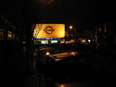 Metrostation Arsenal bij nacht