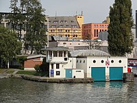 Revierzentrale Basel (Hafenmeisterei/Hafenaufsicht) der Schweizerischen Rheinhäfen (Anstalt öffentlichen Rechts), Schild mit Anrufkanal (UKW K 18).