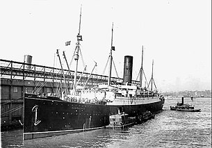 1912年4月19日，停靠在紐約港54號碼頭的喀尔巴阡号，拍攝這張照片時，所有三等艙乘客都還在船上，他們必須按照《美國移民法（英语：List of United States immigration laws）》前往埃利斯島進行檢查和詢問[244]