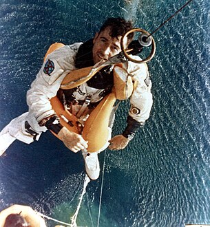 Young dont la capsule vient d'amerrir est hélitreuillé à l'issue de la mission Gemini 10.