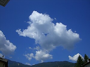 山沿いに現れた扁平雲