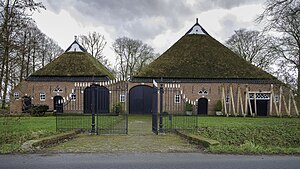 Boerderij Melkema bij Huizinge. De voormuren worden ondersteund door stutten tegen instortingsgevaar als gevolg van aardgaswinning. De NAM kocht het pand van de eigenaar en deed het gebouw vervolgens over aan de stichting Het Groninger Landschap.