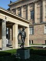 Bereich westlich der Alten Nationalgalerie (rechts) mit Bronzeplastik Der Sämann von Constantin Meunier