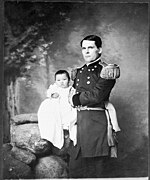 El general L. W. Colby con Zintkala Nuni, bebé superviviente de la masacre.