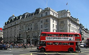 Plaça Piccadilly Circus, amb un autobus roge.