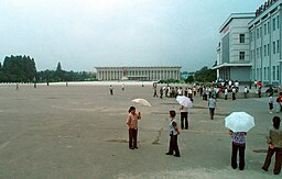 Huvudtorget i Sinŭiju med Kim Il-sung-statyn.