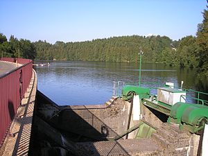 Staumauer Robertville mit Überlauf