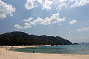 湾内には砂浜も点在する（水晶浜海水浴場）。