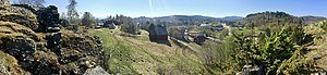 Utsikt fra borgruinene sørvestover med lavvo[3] ved bygdetunene og Lo kirke. Bak sees blant annet Vollumsgården ved Blyberget (til høyre). Foto: Fortegnet panorama april 2019