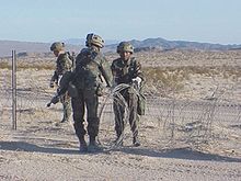 Soldaten rollen een "concertina" uit