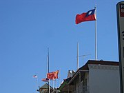 Die vlae van die Republiek China, die Volksrepubliek China en die Verenigde State bo-op aangrensende geboue in San Francisco se Chinatown. Die meeste welwillende verenigings in San Francisco, waaronder die Chinese Ses Maatskappye, gaan voort om die vlag van die Republiek China te hys vanweë hul noue betrekkinge met die Kuomintang.