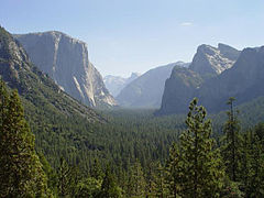 Vista del valle de Yosemite (California), valle glaciar «en U» surcreusée en el Cuaternario: paredes de rocas cristalinas intrusivas cretácicas de varios cientos de metros que dominan el fondo granítico del valle.