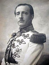 Portrait photographique en noir et blanc d'un souverain en costume d'apparat.
