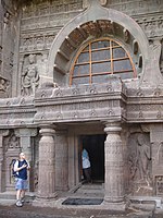 Entrada a la Cueva 19, Cuevas de Ajanta, finales del siglo V, también con cuatro zonas que utilizan el "arco chaitya" motivo