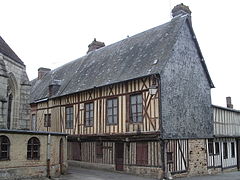 Maison dite de la léproserie, à Broglie, avec une façade en tuileaux.