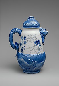 Jarra para servir chocolate caliente de porcelana azul y blanca (1890-1896), Museo Metropolitano de Arte, Nueva York.