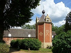 Esquelbecq chateau pigeonnier.jpg