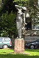 Bronzeskulptur auf dem Platz beim Friedrich-Gymnasium in Freiburg (Jacobistraße)