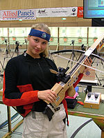 Anna Sushko da Rússia, campeã mundial júnior de 2006, segurando uma besta da disciplina de 10 m da ICU.