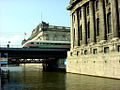 Ferrocarril alemán de alta velocidad "ICE" pasando a un costado del Pergamonmuseum, Berlin 2005