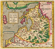 Farbige Zeichnung von einer alten Landkarte mit geographischen Markierungen und Beschriftungen. Die Grenzen sind mit verschiedenen Farben markiert und im Südosten des Landes sind grüne Bäume gemalt. Der Titel steht auf einem kleinen Bilderrahmen im linken Bereich und die Legende zum Maßstab, der um die gesamte Karte geht, befindet sich unter dem Titel.