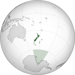 Расположение Новой Зеландии, включая отдалённые острова, Токелау, а также её территориальные претензии в Антарктике