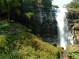 De wachirathan waterval gelegen op de berg Doi Inthanon.