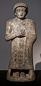 Statuia O a lui Gudea; circa 2100 î.Hr.; steatit; înălțime: 0.63 m; Noua Gliptotecă Carlsberg (Copenhaga, Danemarca)